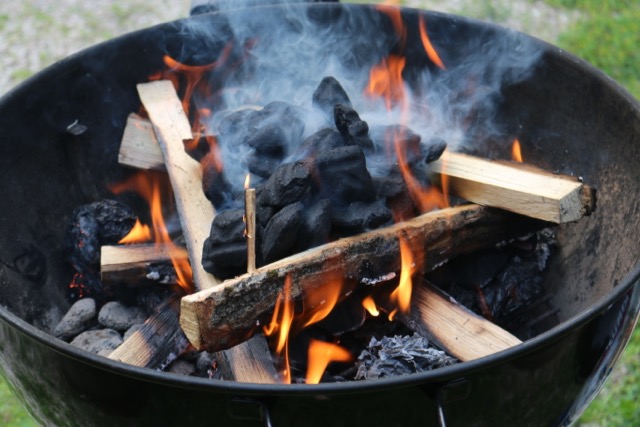 Building a fire in the Weber