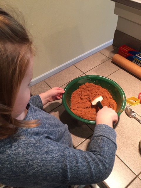 Combine cinnamon and aplesauce