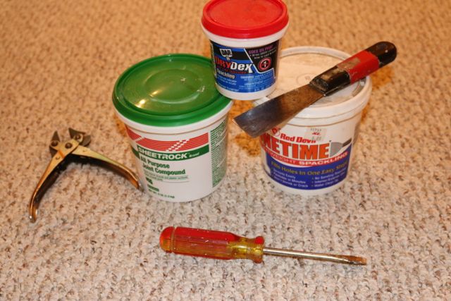 Things you need to repair holes in the wall.