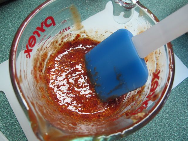 Combine chili sauce and mustard.