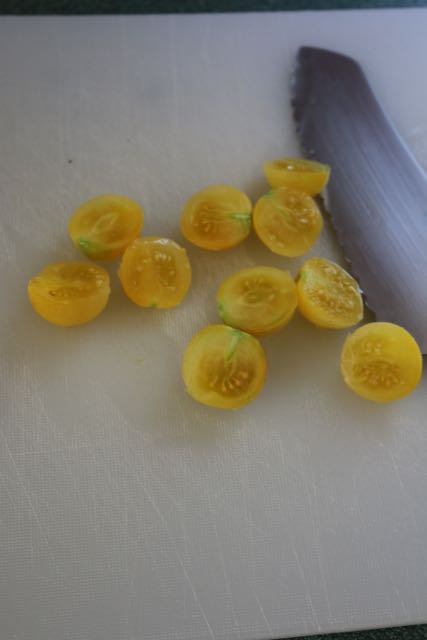 Cut the tomatoes in half.