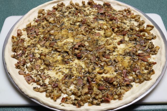 Spread clam topping on top.