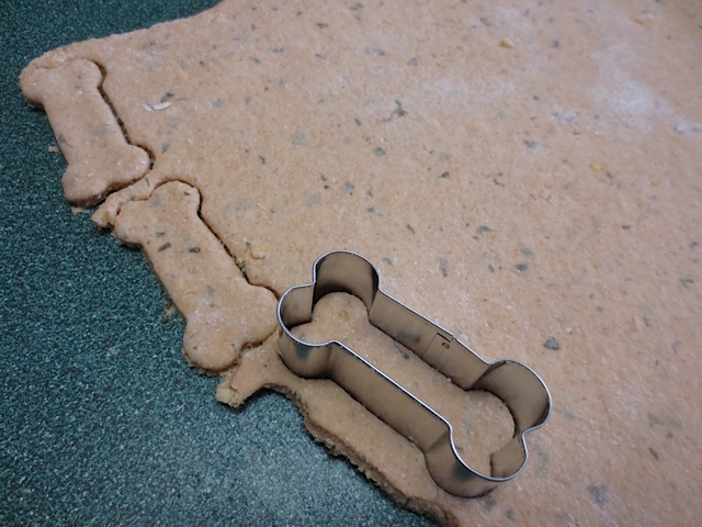 Cutting dog biscuits. dog treats, frugal tips
