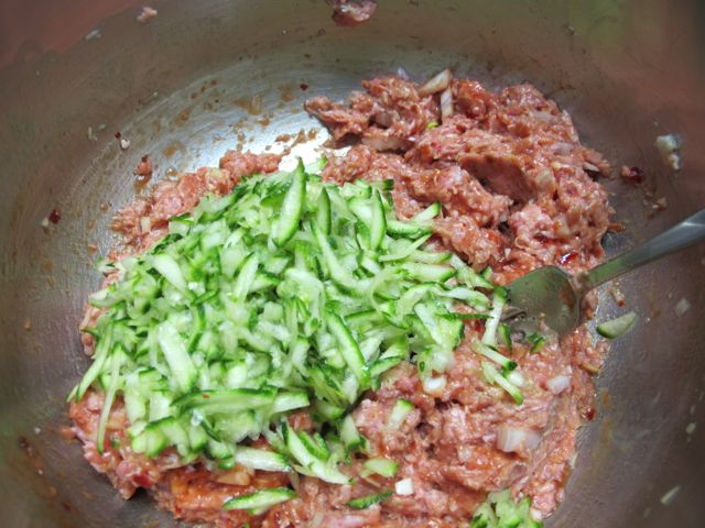 Combine turkey and zucchini in a large bowl.