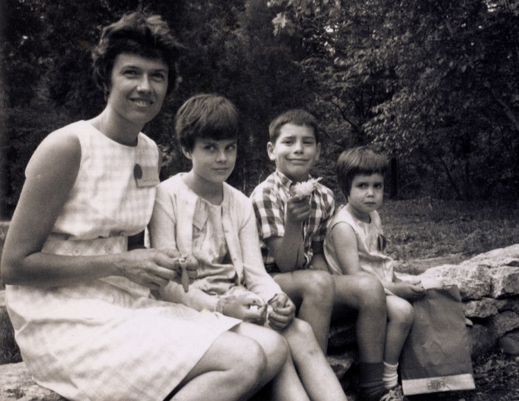 1966_Carolie&kids