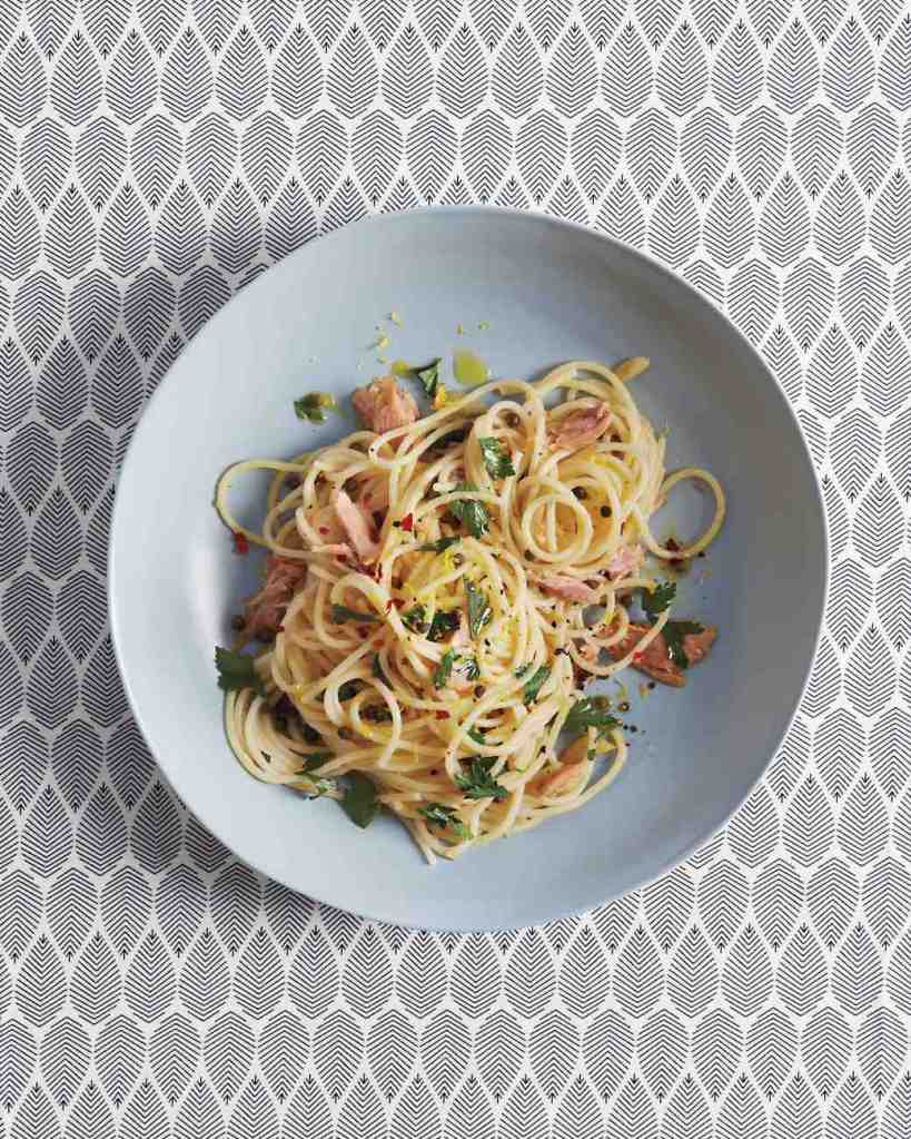 spaghetti-with-tuna-036-md110958_vert