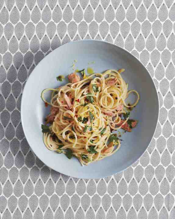 spaghetti-with-tuna-036-md110958_vert