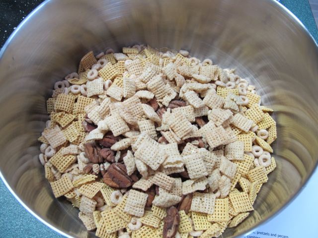 Combine cereals, pretzels and nuts in a bowl.